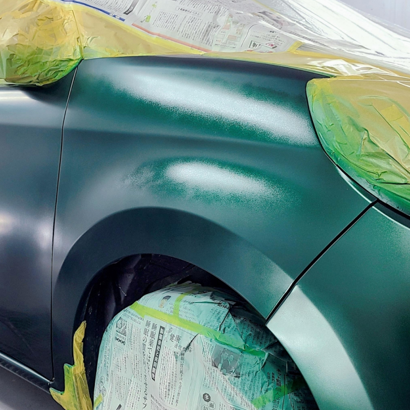 塗装される車の写真