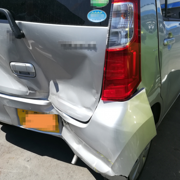 へこんだ車の写真